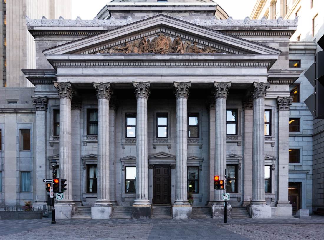 Colunata frontal de edifício institucional