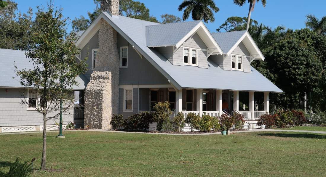 Fachada de casa residencial com varanda